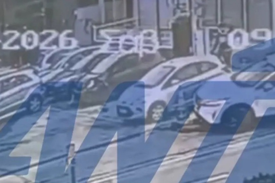 Βριλήσσια: Η στιγμή που ο άνδρας παρασύρει την υπάλληλο των ΕΛΤΑ ‑ Διαφώνησαν για ένα δέμα