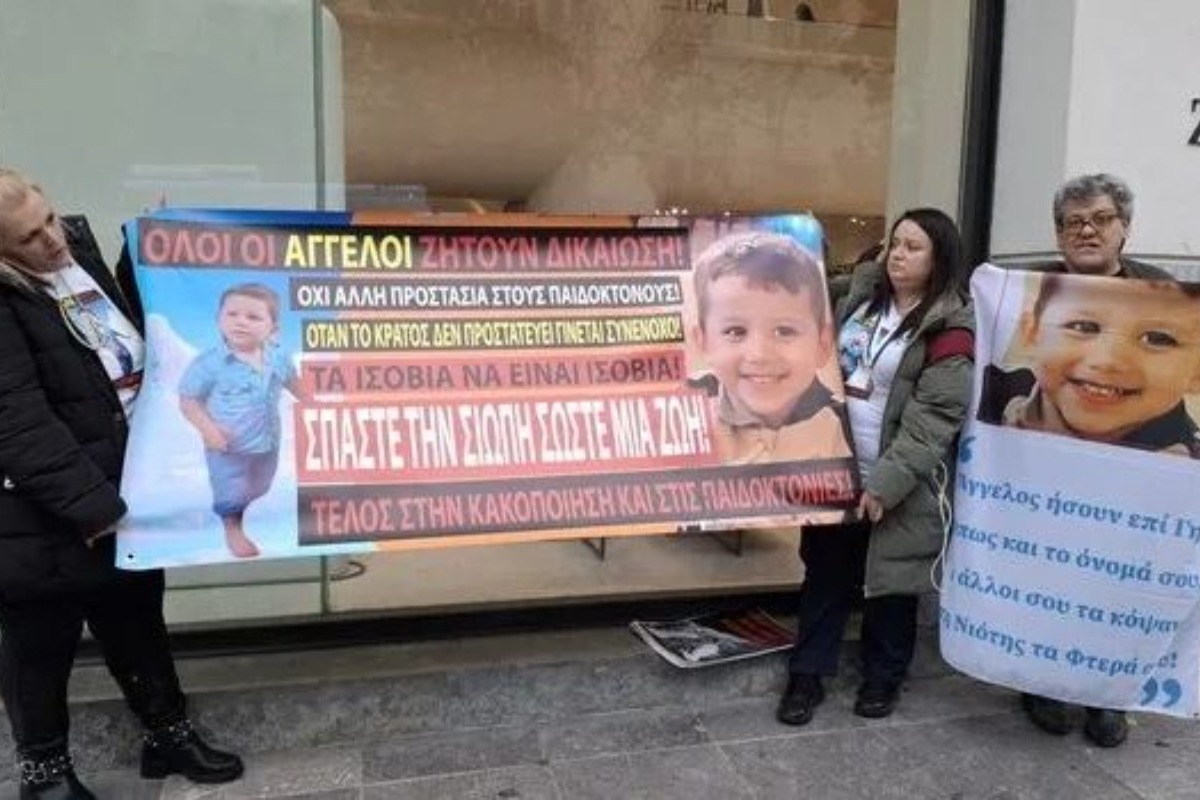 Ηράκλειο: Αναβιώνει η υπόθεση της δολοφονίας του 3χρονου Αγγελου από μητέρα και σύντροφο - Στο εδώλιο παραπέμπεται να καθίσει και ο βιολογικός πατέρας του Αγγελου, που επίσης είναι παρών, κατηγορούμενος για κακοποίηση του παιδιού του στο παρ