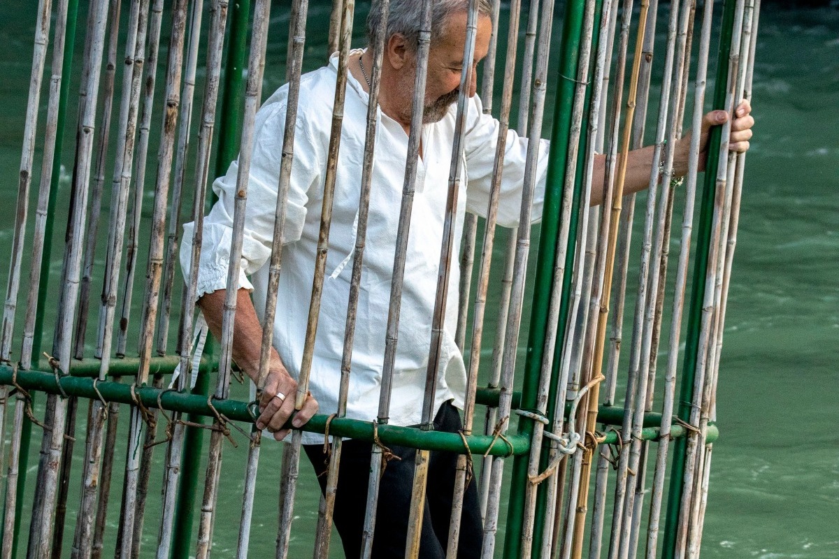 Το παράξενο σατιρικό έθιμο ενός χωριού ‑ Βάζουν πολιτικούς σε κλουβί και τους βουτάνε στο ποτάμι