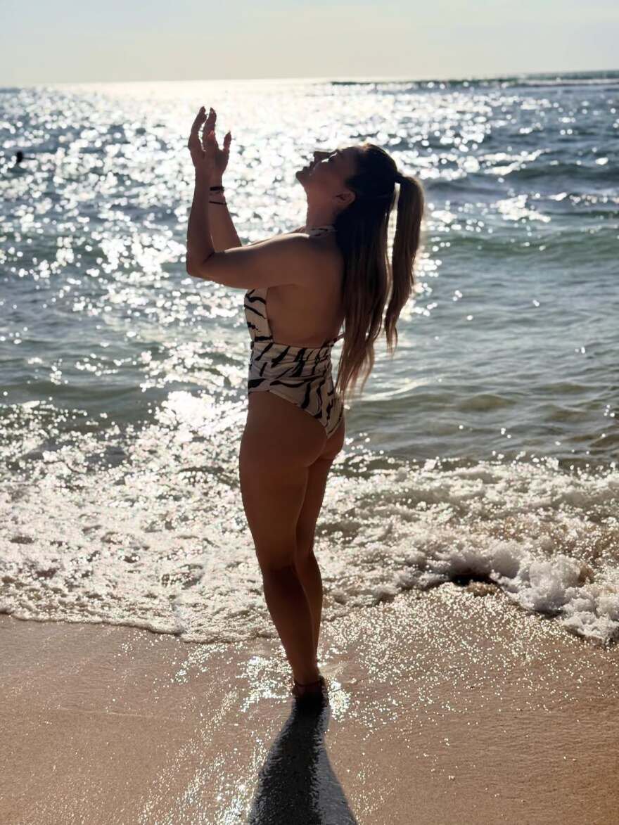 H Αποστολία Ζώη φωτογραφίζεται στην παραλία «χαρούμενη, γεμάτη αλμύρα»