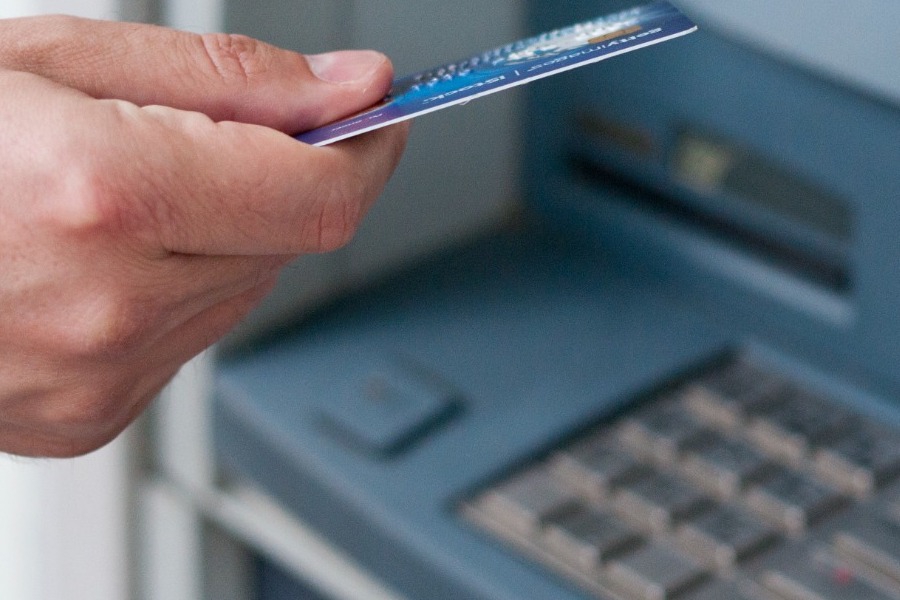 Προσοχή στα ΑΤΜ: Οι Αρχές προειδοποιούν για ένα τέχνασμα που μπορεί να «αδειάσει τον λογαριασμό σας»