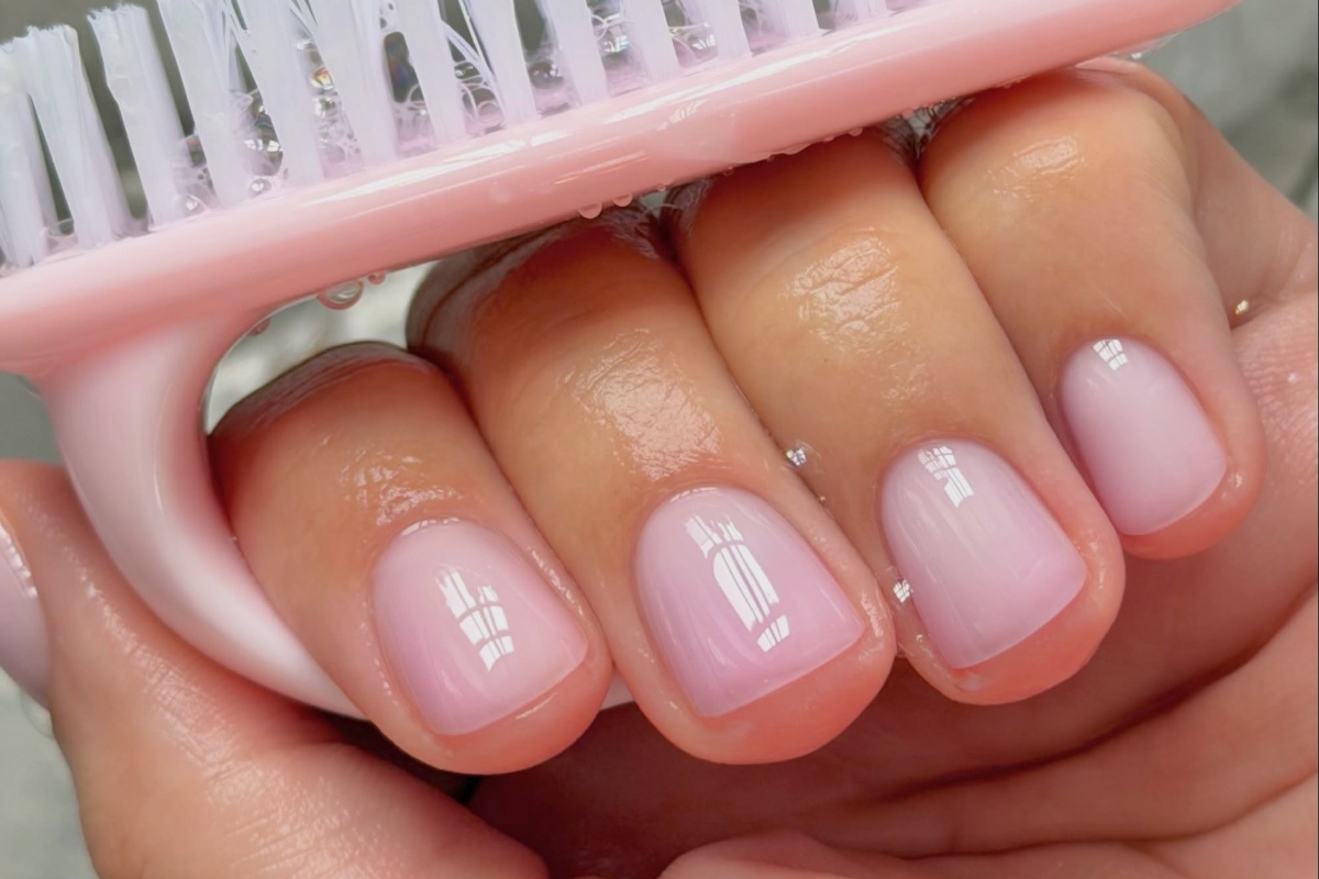Ξεχάστε τα milky nails: Αυτή είναι η νέα τάση που κάνει τα νύχια να δείχνουν φυσικά πανέμορφα