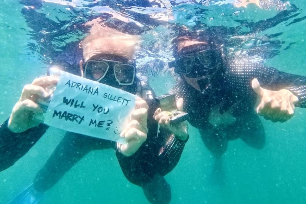 Ο Τζέιμς Χέτφιλντ των Metallica έκανε πρόταση γάμου στη σύντροφό του δίπλα σε καρχαρίες