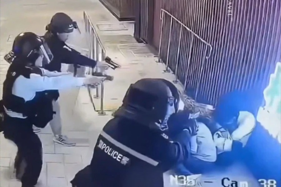Αστυνομικοί πυροβολούν και σκοτώνουν έναν άνδρα λίγο πριν μαχαιρώσει μία γυναίκα σε εμπορικό κέντρο στο Χονγκ Κονγκ, δείτε βίντεο - Σε βίντεο φαίνεται ο άνδρας να κρατάει μία γυναίκα όμηρο και όταν πάει να τη μαχαιρώσει, τον πυροβολούν πέντε φορές - Πέθανε λίγο αργότερα στο νοσοκομ