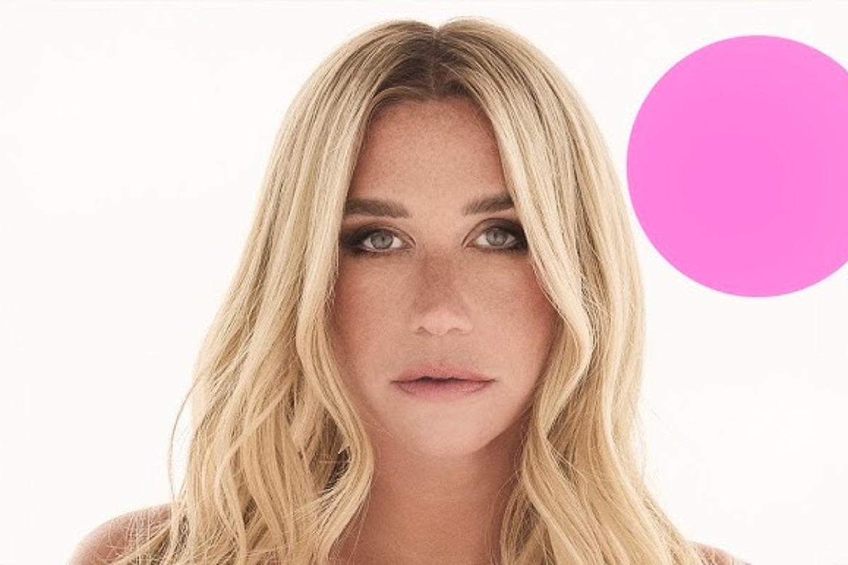 Η Kesha πόζαρε χωρίς μαγιό σε παραλία