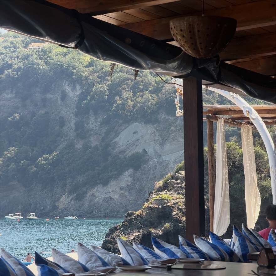 Η Αμαλία Κωστοπούλου έκανε διακοπές στη Σαρδηνία με γιοτ, οι φωτογραφίες με μπικίνι και τα εντυπωσιακά μέρη που επισκέφτηκε