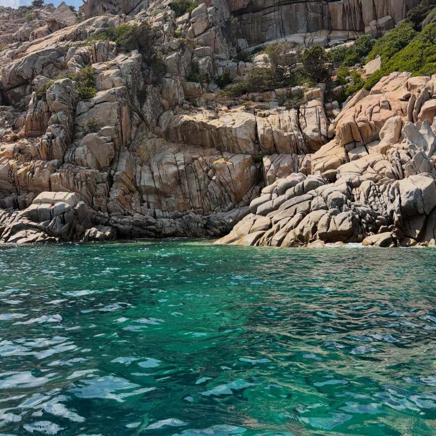 Η Αμαλία Κωστοπούλου έκανε διακοπές στη Σαρδηνία με γιοτ, οι φωτογραφίες με μπικίνι και τα εντυπωσιακά μέρη που επισκέφτηκε