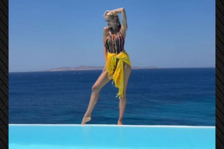 Η Δούκισσα Νομικού χόρεψε στην άκρη πισίνας με φόντο τη θάλασσα, δείτε βίντεο