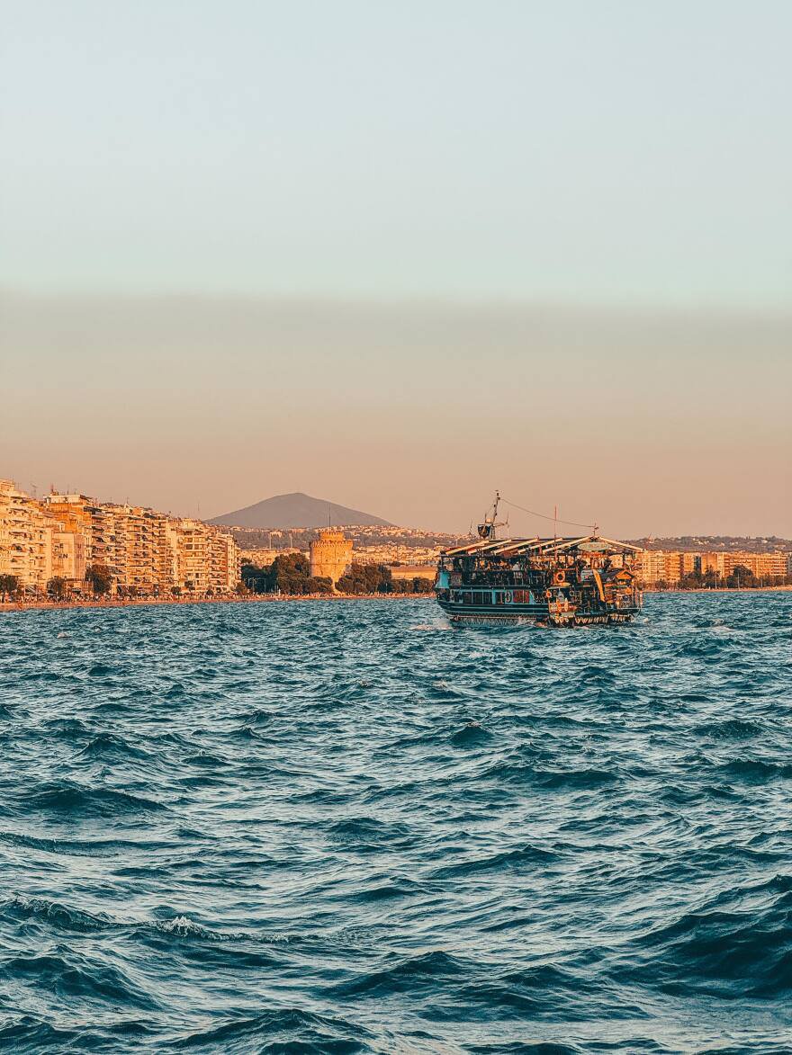 Η Ιωάννα Τριανταφυλλίδου πόζαρε χαμογελαστή στο πλευρό του Κίμωνα Κουρή στη Θεσσαλονίκη