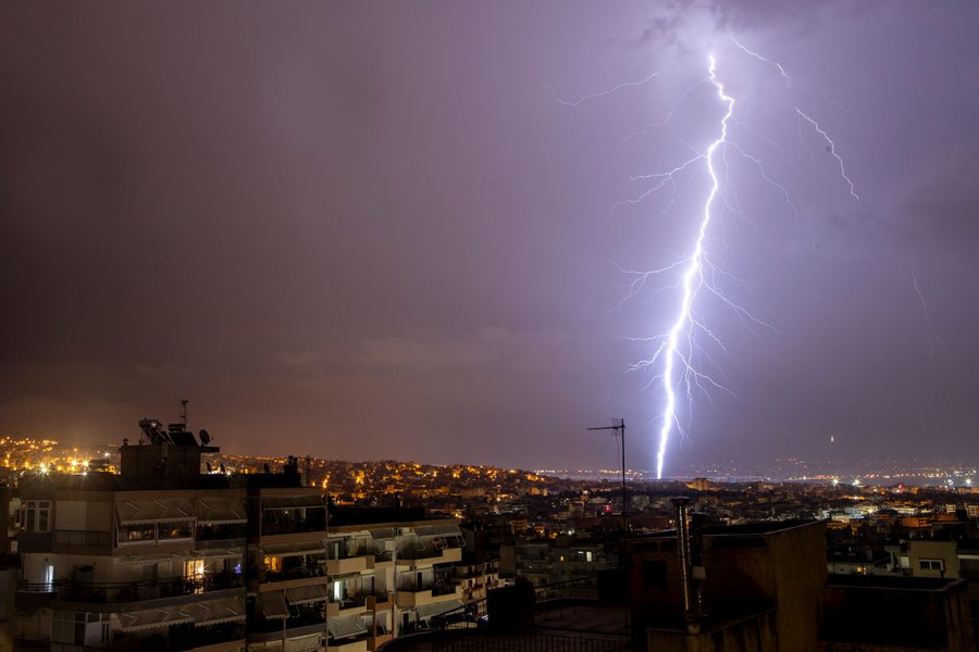 Η κακοκαιρία σφυροκοπά τη χώρα με μπουρίνια, χαλάζι και πάνω από 100.000 κεραυνούς σε μία ώρα – Σε ετοιμότητα η Αττική - Οι καταιγίδες αναμένεται να συνοδεύονται από έντονη κεραυνική δραστηριότητα