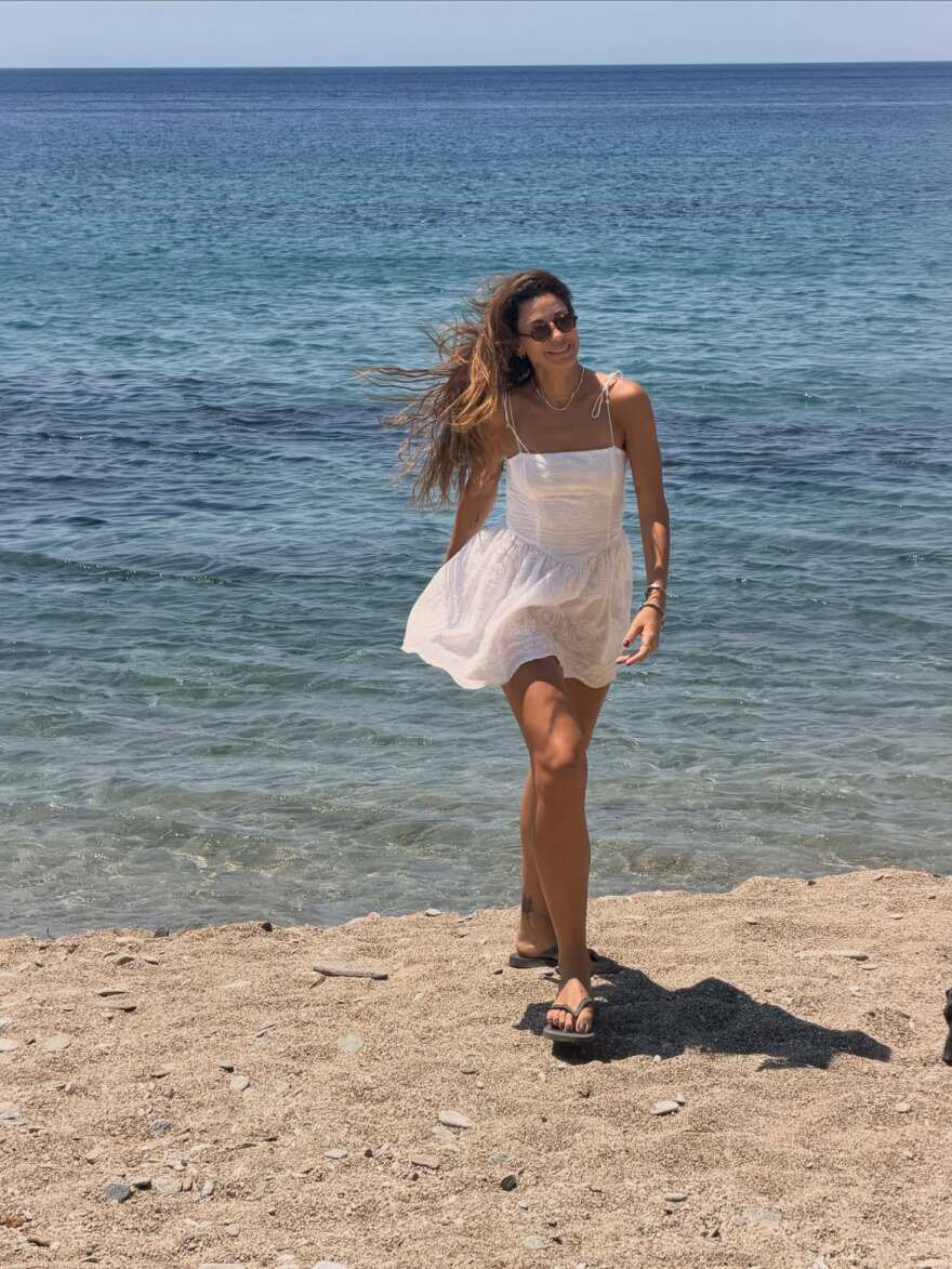 Η Κατερίνα Παπουτσάκη φωτογραφήθηκε με μαύρο μπικίνι, ο «μαξιλαροπόλεμος» και οι εικόνες από την παραλία: Κύθνος και χαρά, έγραψε