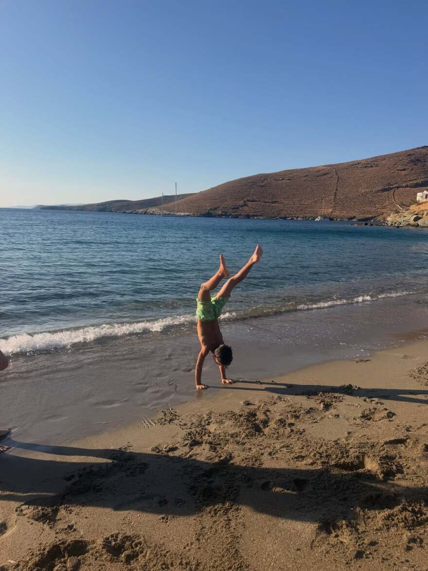 Η Κατερίνα Παπουτσάκη φωτογραφήθηκε με μαύρο μπικίνι, ο «μαξιλαροπόλεμος» και οι εικόνες από την παραλία: Κύθνος και χαρά, έγραψε