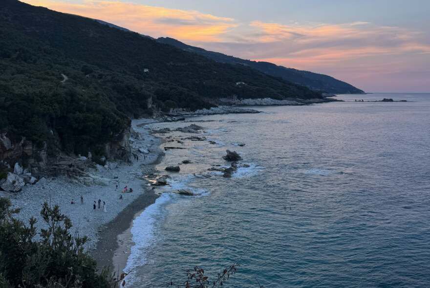 Η Κλέλια Ανδριολάτου πόζαρε τόπλες σε παραλία στο Πήλιο, δείτε φωτογραφία