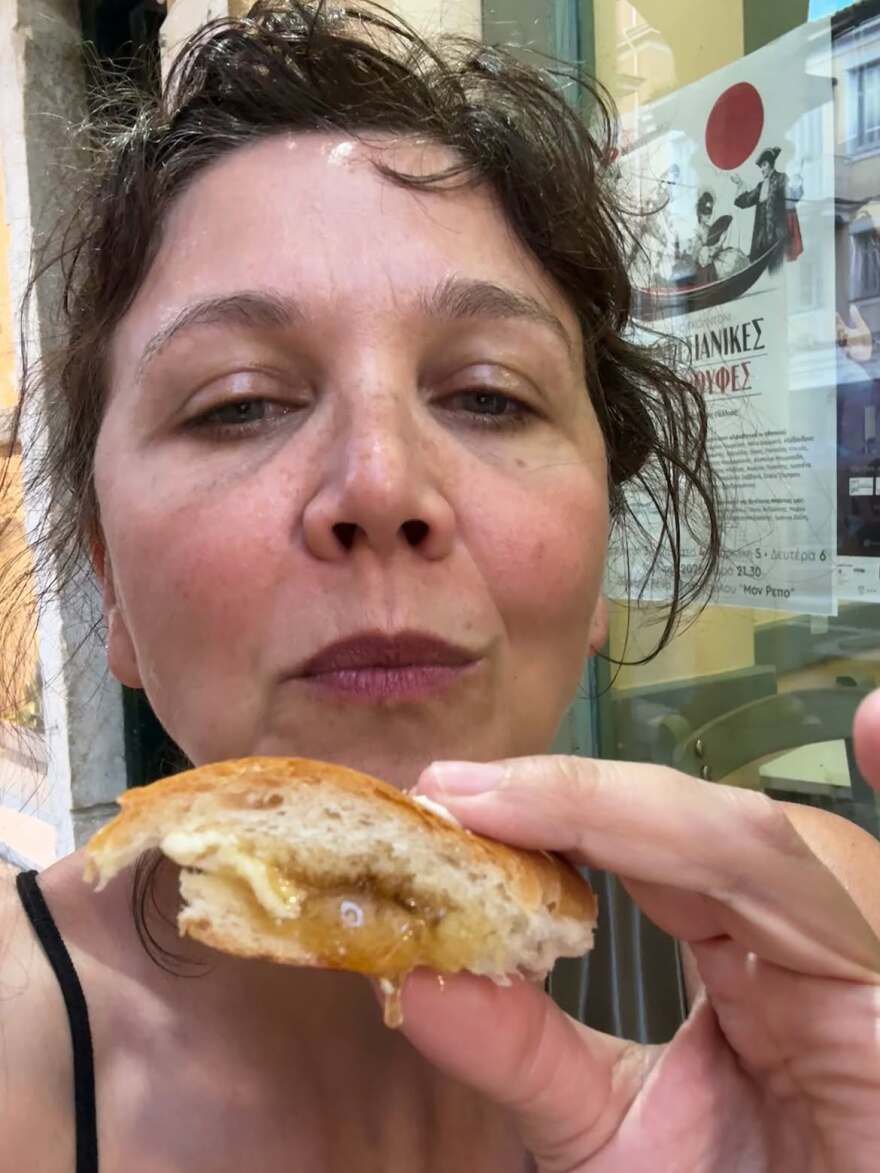 Η Μάγκι Τζίλενχαλ ανέβασε φωτογραφίες από τις διακοπές της στην Κέρκυρα και μοιράστηκε το «μυστικό» της Τζάκι Κένεντι με το βούτυρο του νησιού