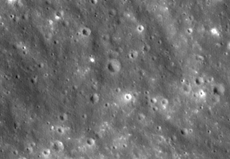 Η NASA έδωσε τις πιο καθαρές εικόνες από τον κρατήρα διαμέτρου 18 μ. που άνοιξε στη Σελήνη πύραυλος της SpaceX