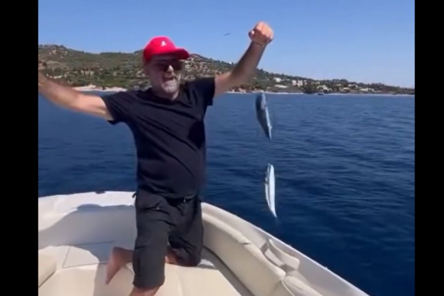 Η οργή του Μιχάλη Ιατρόπουλου για τους λαγοκέφαλους που ψάρεψε: «Aπό τούς μαλ...ες δεν γλυτώνεις πουθενά!»