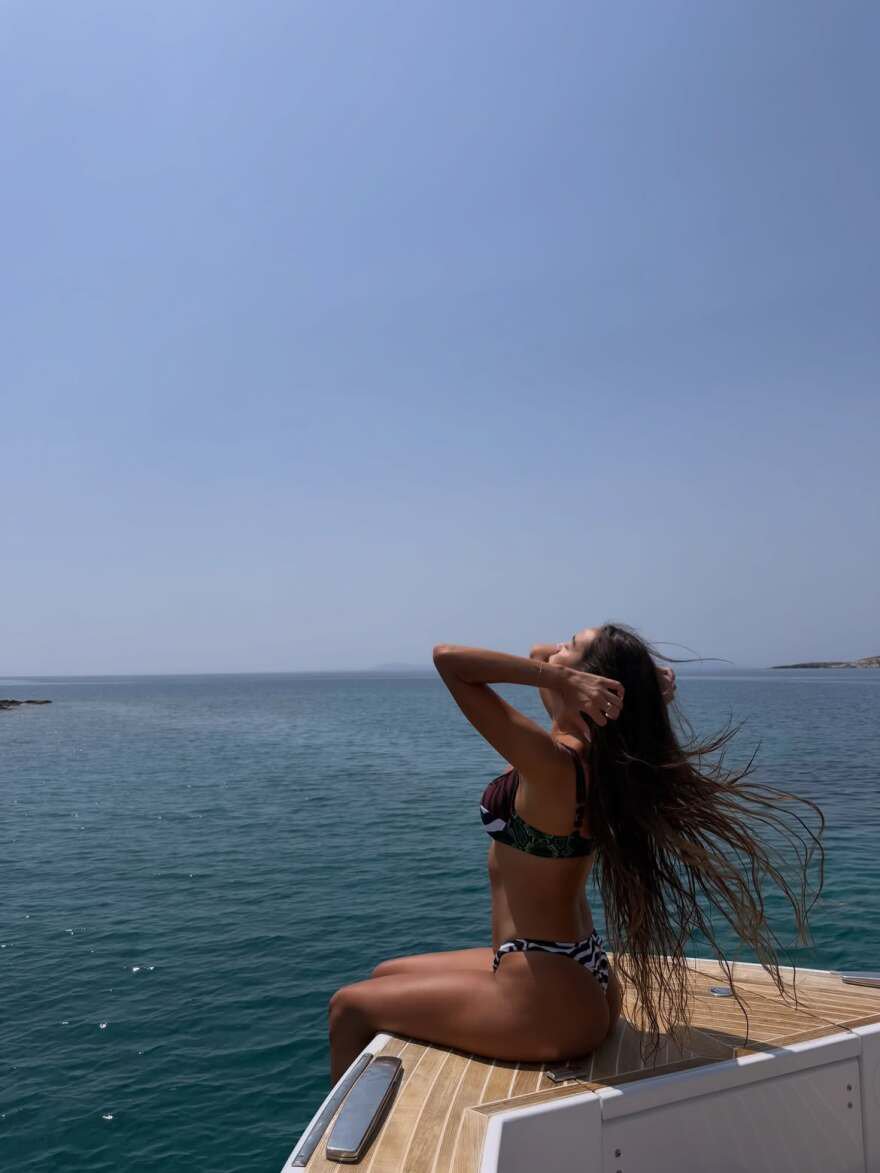 Η Ρία Ελληνίδου ανέβασε φωτογραφίες με μαγιό πάνω σε σκάφος: «Καλοκαίρι, θάλασσα, βαρκάδα», έγραψε