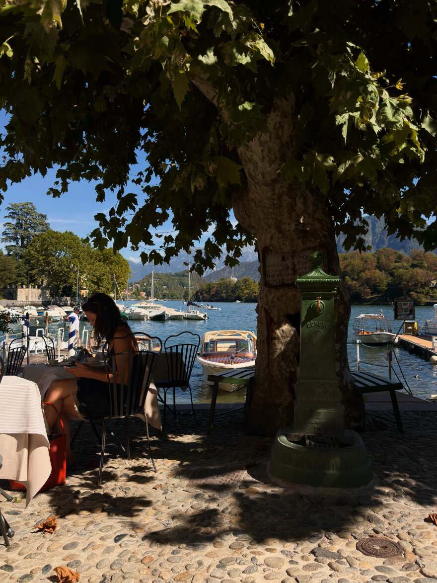Η ρομαντική απόδραση της Κέιτι Χολμς με τον σύντροφό της στη λίμνη Κόμο, τα ακροβατικά πάνω στο σκάφος και οι πόζες με μπικίνι