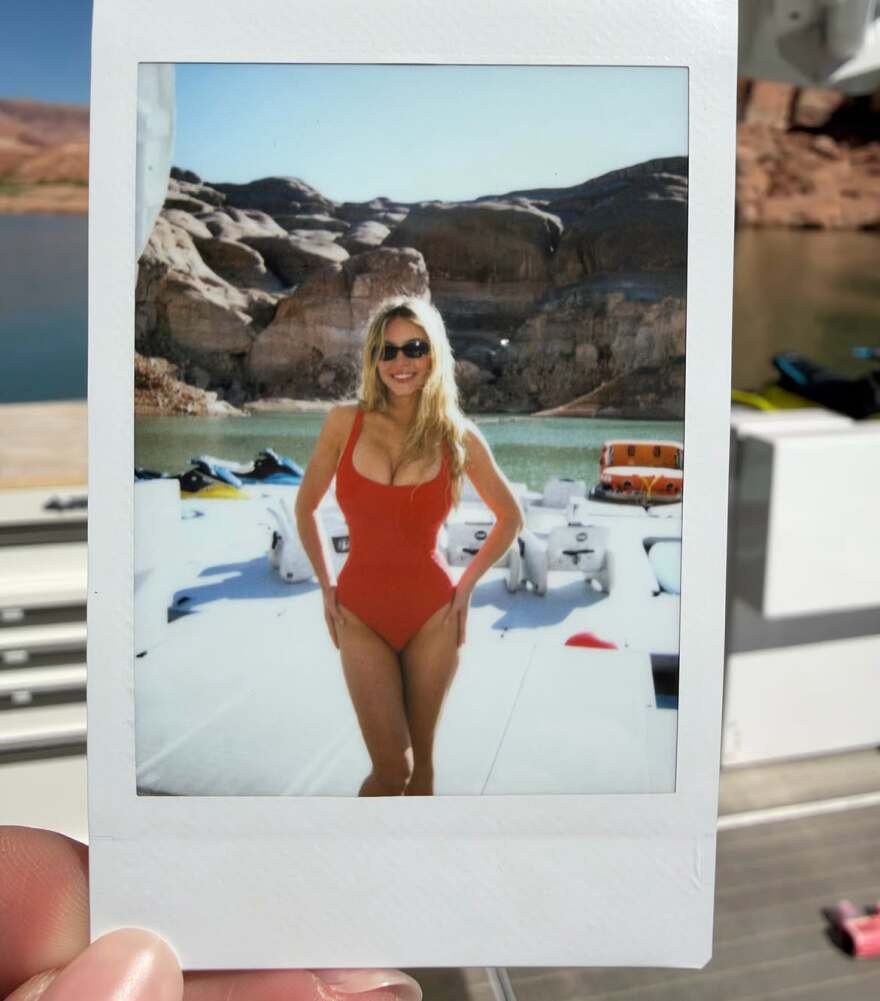 Η Σίντνεϊ Σουίνι άλα Baywatch στις διακοπές με τον σύντροφό της, δείτε φωτογραφίες