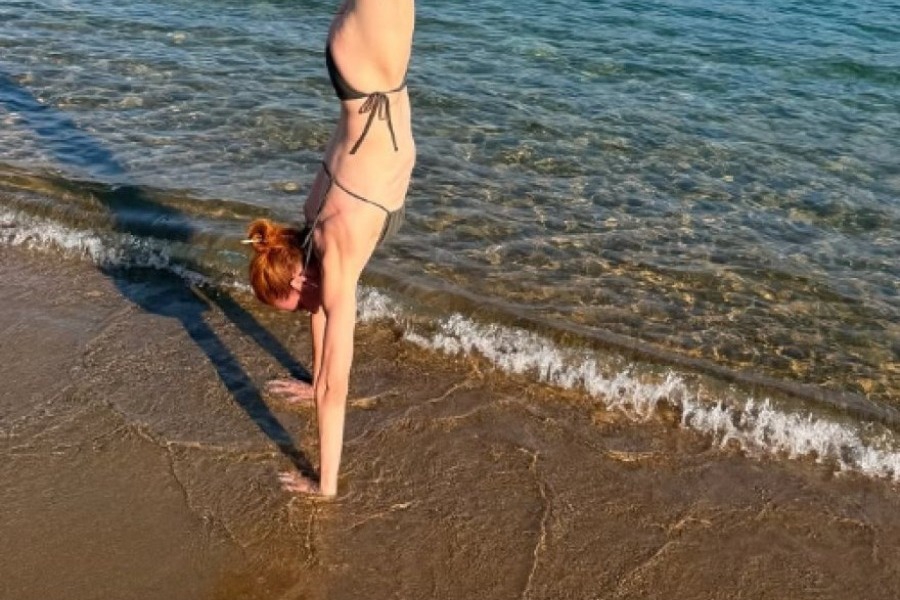 Η Στεφανία Γουλιώτη στην παραλία με μπικίνι ‑ δείτε τι έκανε στην άμμο