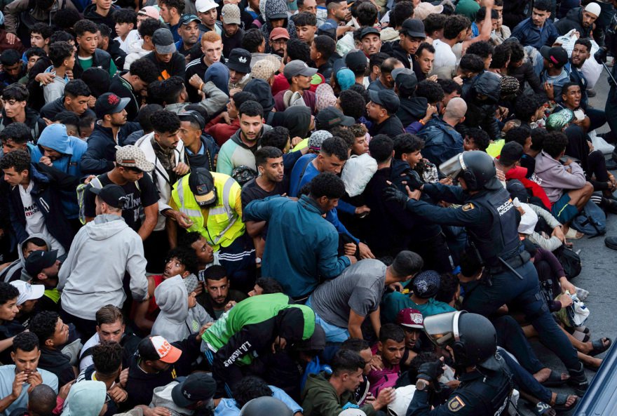 Η Θέουτα «βράζει» ξανά: Σοβαρά επεισόδια, χιλιάδες μετανάστες στους δρόμους για μια θέση στον νέο καταυλισμό, βίντεο