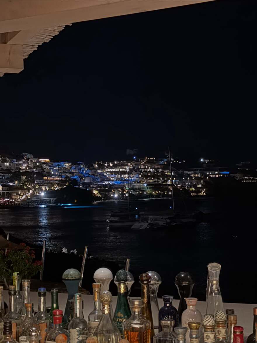 Η Βάλια Χατζηθεοδώρου κάνει διακοπές στη Μύκονο, οι πόζες της με μαγιό στη θάλασσα
