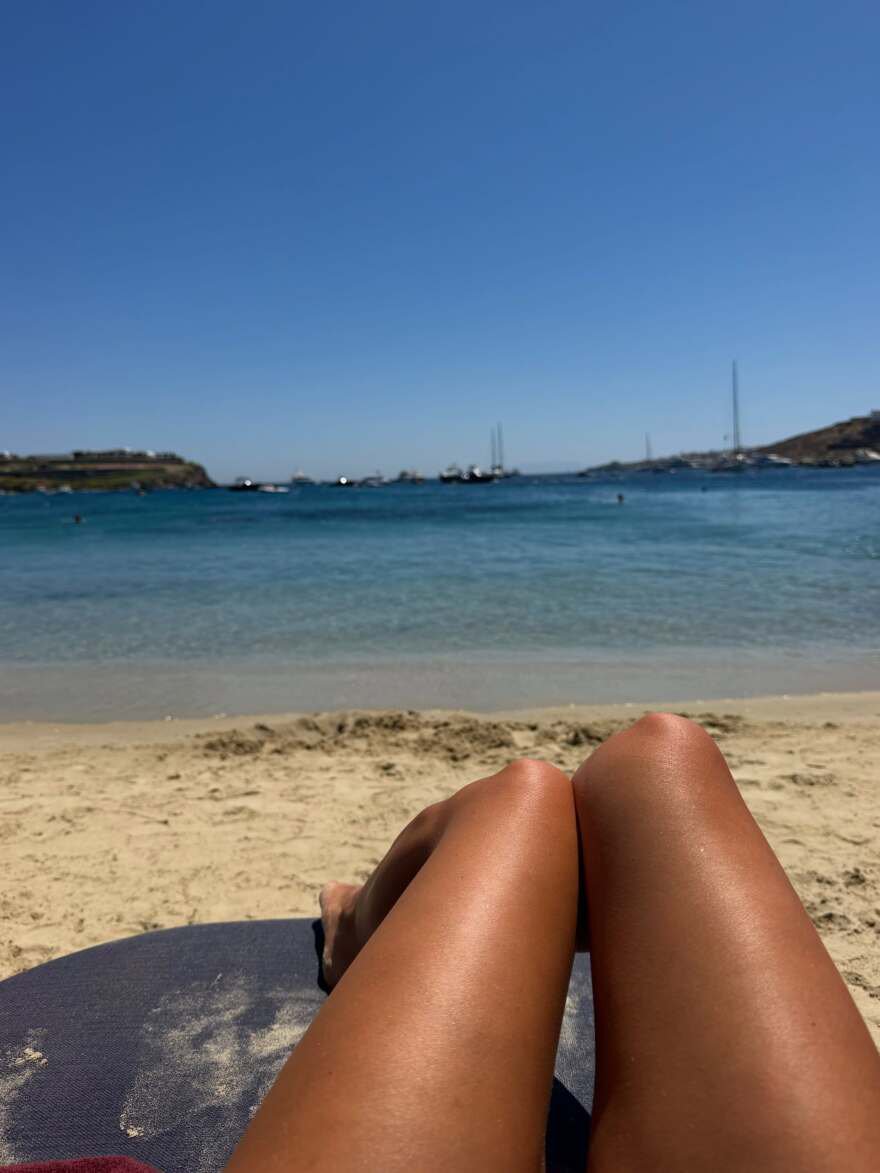 Η Βάλια Χατζηθεοδώρου κάνει διακοπές στη Μύκονο, οι πόζες της με μαγιό στη θάλασσα