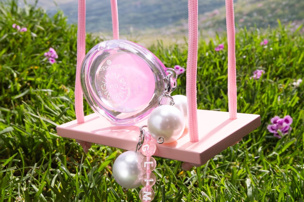 Essence «Glimmer in a Bubble»: Η νέα Trend Edition με glass skin και glowy αποτελέσματα
