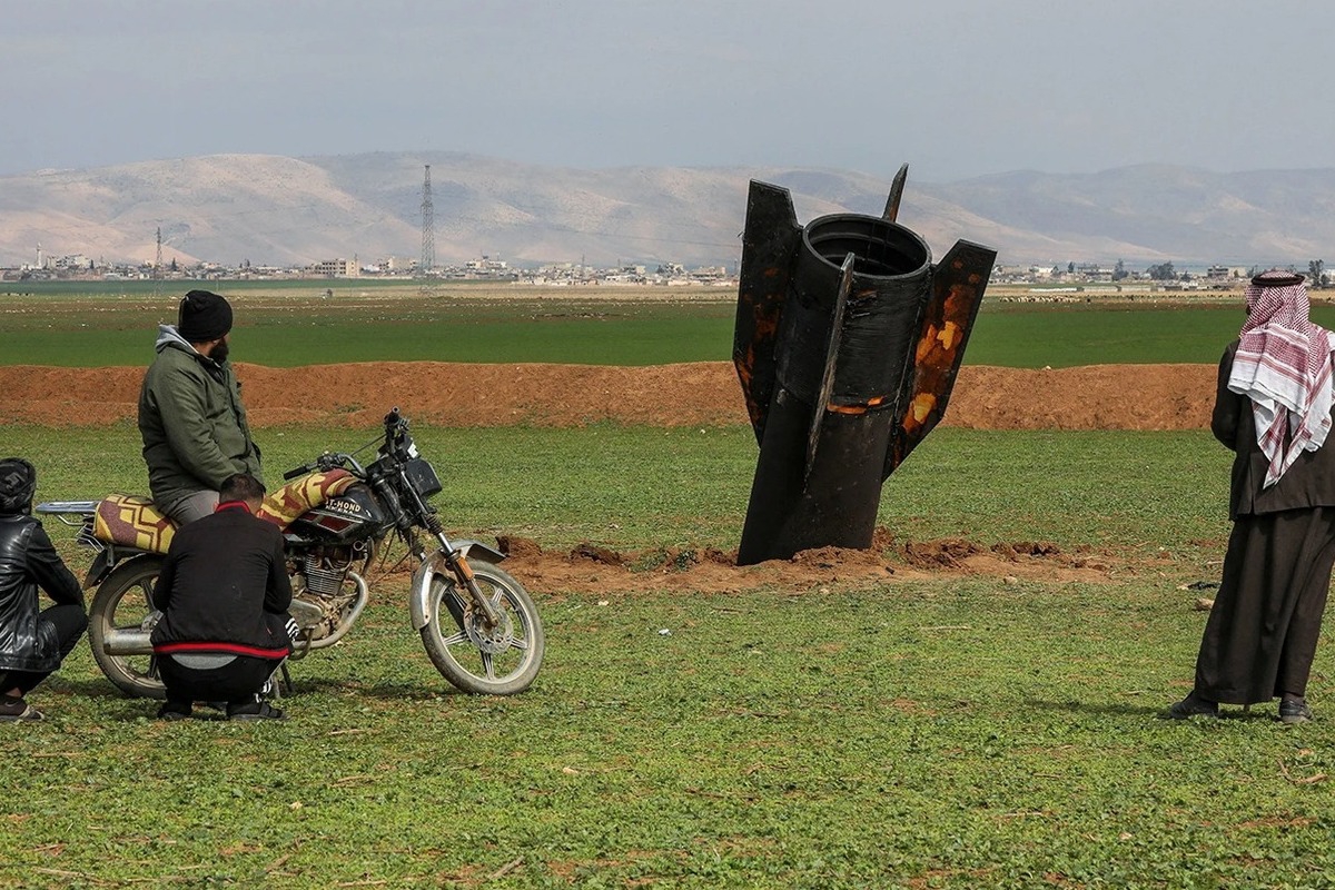 Συρία: Πύραυλος καρφώθηκε δίπλα σε κατοικημένη περιοχή στα σύνορα με την Τουρκία – Έσπευσαν για selfies οι κάτοικοι - Πανικός στο Καμισλί από το βλήμα που έπεσε μόλις δύο χιλιόμετρα από την Τουρκία