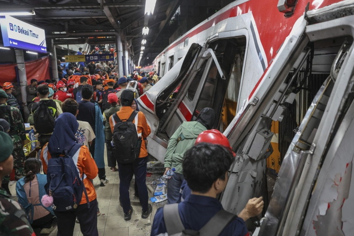 Σιδηροδρομική τραγωδία στην Ινδονησία: Τουλάχιστον 14 νεκροί και 81 τραυματίες, αγωνία για τους εγκλωβισμένους