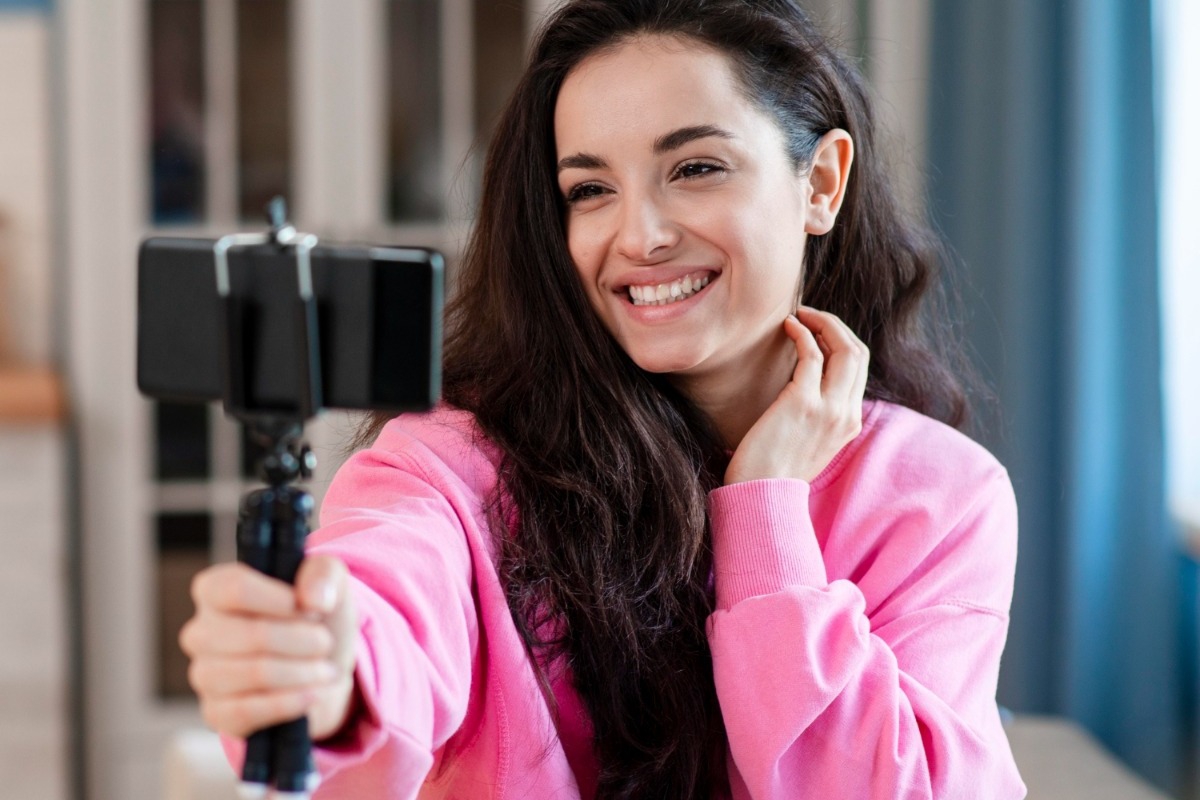 Το «Τέλος των Influencers» όπως τους ξέραμε: Η άνοδος των ψηφιακών «πρακτόρων» και η μάχη για την ανθρώπινη ψυχή