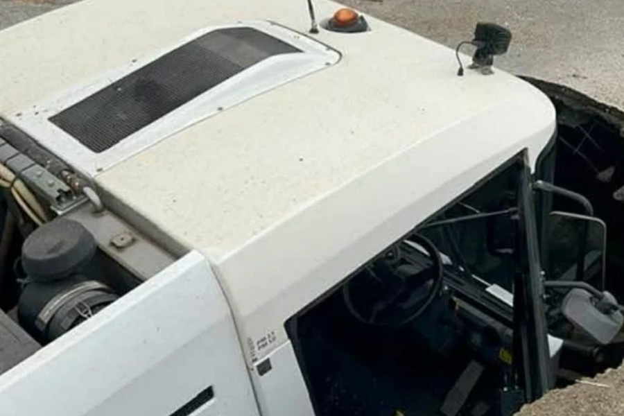 Δρόμος «ρούφηξε» μηχάνημα καθαρισμού στα Γιάννενα - Ευτυχώς δεν τραυματίστηκε ο οδηγός