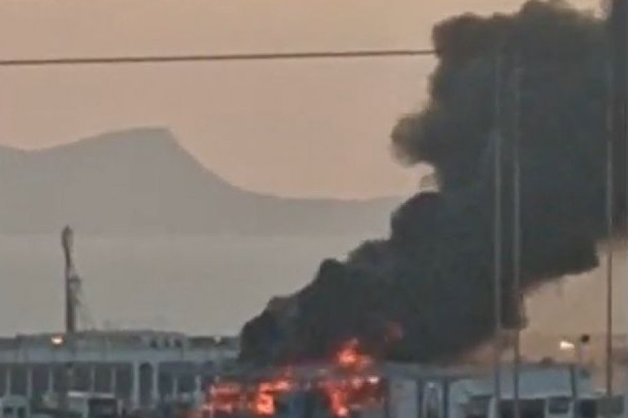 Ηράκλειο: Φωτιά κοντά στο αεροδρόμιο - Κάηκε ολοσχερώς λεωφορείο (Βίντεο) - Η πυρκαγιά εκδηλώθηκε τα ξημερώματα σε χώρο στάθμευσης κοντά στο αεροδρόμιο «Νίκος Καζαντζάκης»