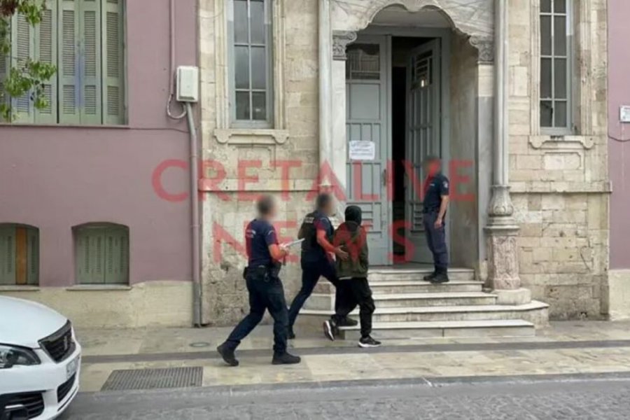Ηράκλειο: Στον εισαγγελέα ο 40χρονος που παρακολουθούσε γυναίκες – Τα σκληρά βίντεο και η εμμονή του με μια 18χρονη - Οι αστυνομικοί βρήκαν στην κατοχή του επτά βίντεο με τρεις γυναίκες που παρακολουθούσε και 503 ψηφιακά αρχεία σεξουαλικής κακοποίησης ανηλίκων