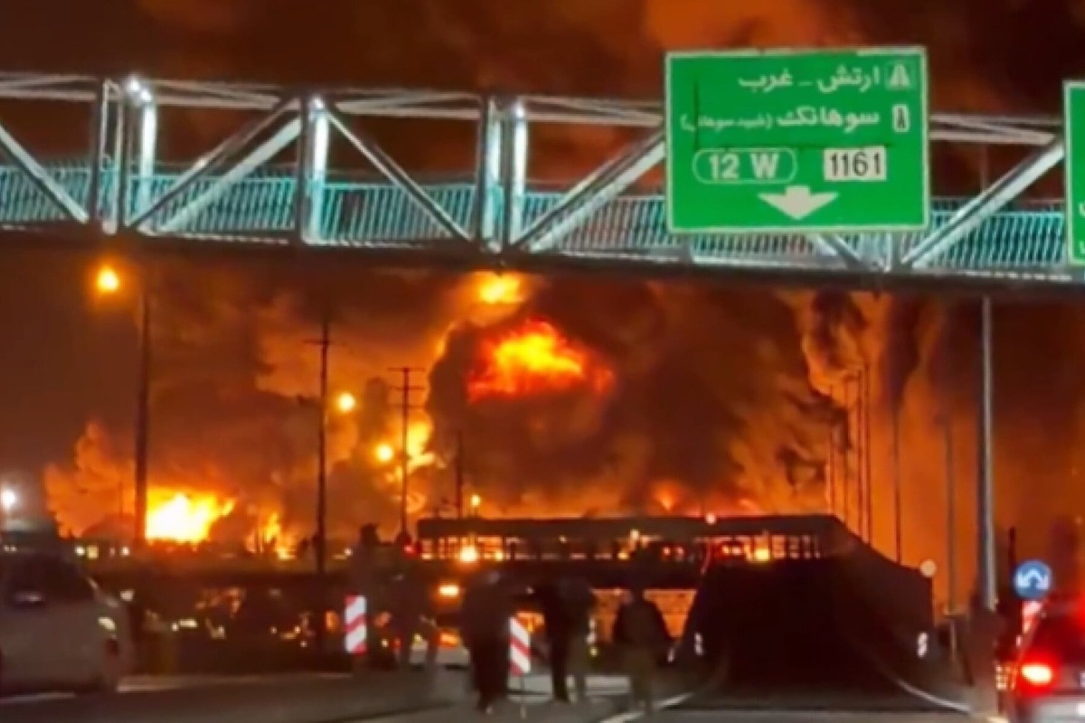 Ιράν: Απόκοσμες εικόνες μετά το χτύπημα στις πετρελαϊκές εγκαταστάσεις ‑ Επιθέσεις και στο Κουβέιτ