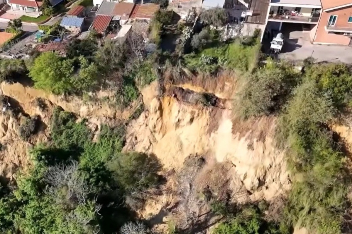 Μεγάλη κατολίσθηση με μέτωπο 4 χιλιομέτρων έκοψε στα δύο την Ιταλία