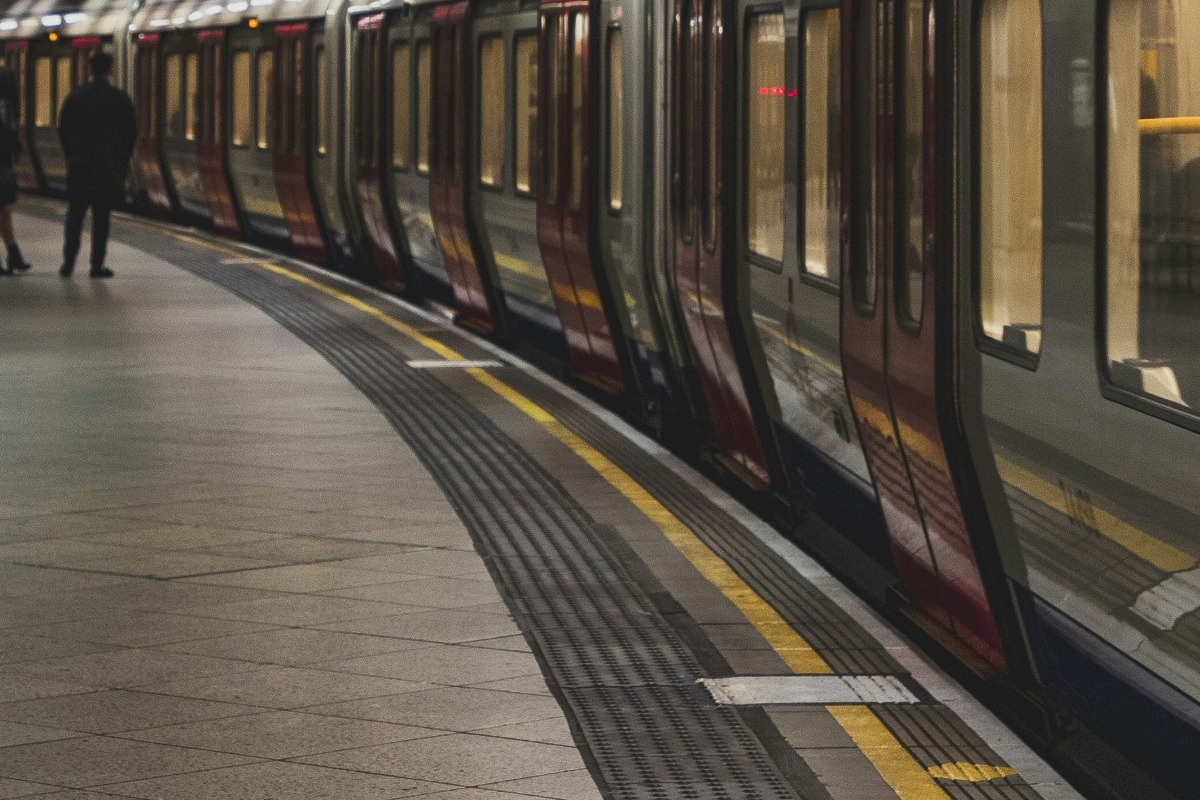 Μετρό: Ανδρας έχασε τις αισθήσεις του και έπεσε στις ράγες στον σταθμό «Αμπελόκηποι» - Ο άνδρας στεκόταν στη στάση περιμένοντας το μετρό, όταν ξαφνικά έχασε τις αισθήσεις του και έπεσε στις ράγες