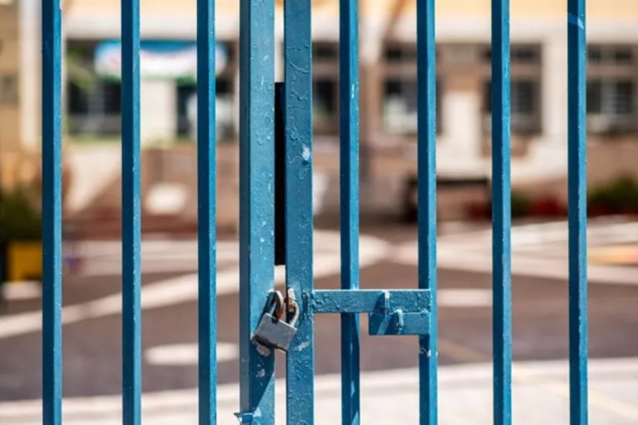 Χανιά: Μεθυσμένος οδηγός έπεσε πάνω σε αυτοκίνητα με παιδιά και γονείς έξω από δημοτικό σχολείο