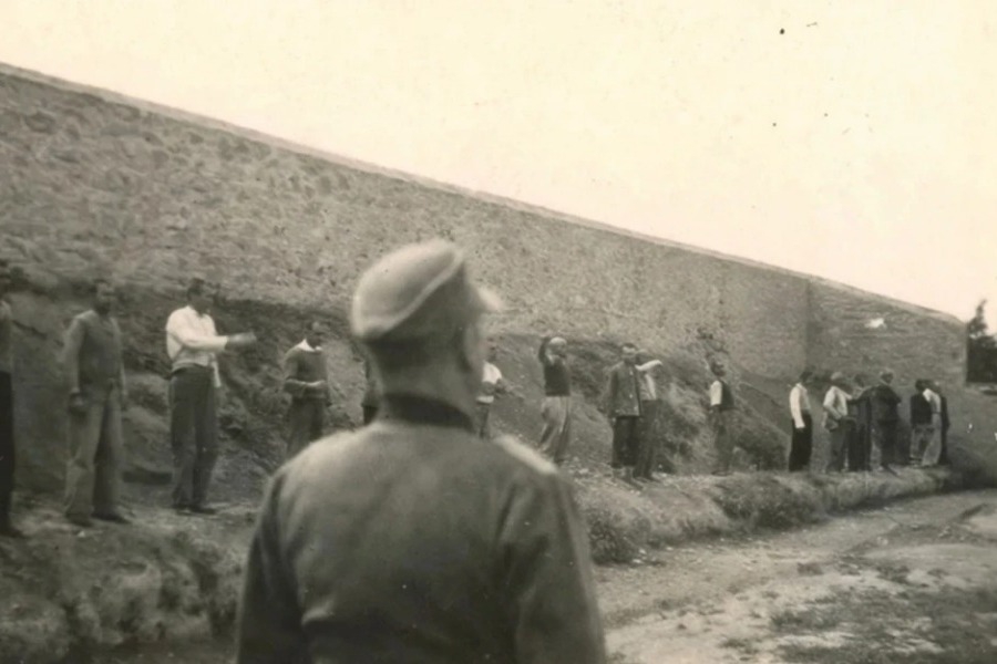 Αυτά είναι τα ονοματεπώνυμα των 200 που εκτελέστηκαν στον τοίχο της Καισαριανής - Τα αναφέρει ένα προς ένα στο βιβλίο του ο γιατρός των κρατουμένων του στρατοπέδου συγκέντρωσης Χαϊδαρίου, Αντώνης Φλούντζης