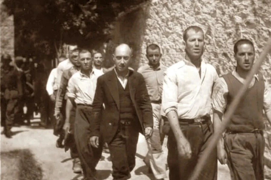 Καισαριανή: Η πρώτη δήλωση του Βέλγου συλλέκτη για τις φωτογραφίες: «Ανακουφισμένος που τελείωσαν όλα» - Ανέφερε ότι υπάρχει λύση στο τραπέζι με τις ελληνικές αρχές σχετικά με τις φωτογραφίες