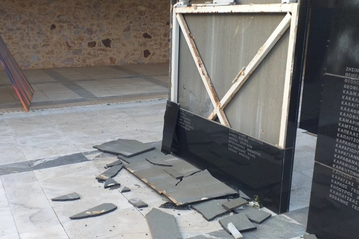 Βανδάλισαν το μνημείο των 200 εκτελεσθέντων στο σκοπευτήριο της Καισαριανής, μετά την αποκάλυψη των ιστορικών φωτογραφιών - Προκάλεσαν ζημιές στη μαρμάρινη πλάκα στο μνημείο - Ο Δήμος καταδικάζει το περιστατικό και προχωρά σε αποκατάσταση