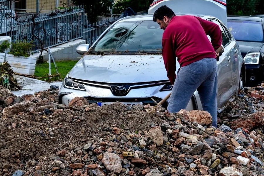 Πώς θα αποζημιωθείτε από την κακοκαιρία: Βήμα προς βήμα η διαδικασία - Έχουν ξεκινήσει η καταγραφή και οι αυτοψίες γύρω από τις ζημιές σε περιοχές οι οποίες επλήγησαν από την κακοκαιρία