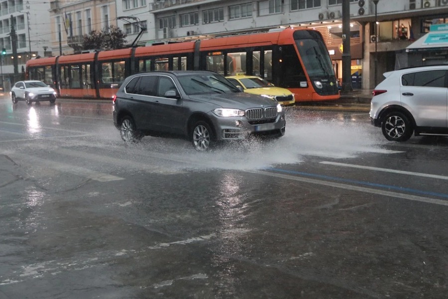Έκτακτα μέτρα για την κακοκαιρία Erminio: Stop σε εξωτερικές εργασίες και σύσταση για τηλεργασία