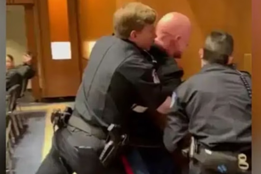 «Κανείς δεν θέλει να πολεμήσει για το Ισραήλ»: Απομάκρυναν με τη βία βετεράνο από το Καπιτώλιο - Βίντεο από τη στιγμή που διαμαρτύρεται κατά του πολέμου στο Ιράν και τον απομακρύνουν από την αίθουσα