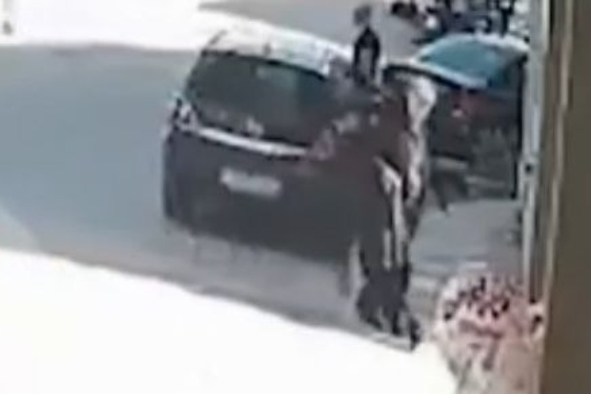 ΕΦΚΑ: Η στιγμή που ο 89χρονος με την καραμπίνα βγαίνει από το υποκατάστημα ενώ έχει πυροβολήσει - Ο ηλικιωμένος παραμένει ασύλληπτος ενώ πραγματοποίησε και δεύτερη επίθεση λίγο αργότερα στο Εφετείο Αθηνών