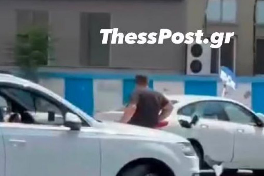 Καταδίωξη στο κέντρο της Θεσσαλονίκης: Έσπασαν το τζάμι του οδηγού – «Μην κάνεις μ@@@», του φώναζαν - Εξαιτίας των υψηλών ταχυτήτων το λευκό όχημα έχασε τον έλεγχο και καρφώθηκε πάνω σε κολονάκια.