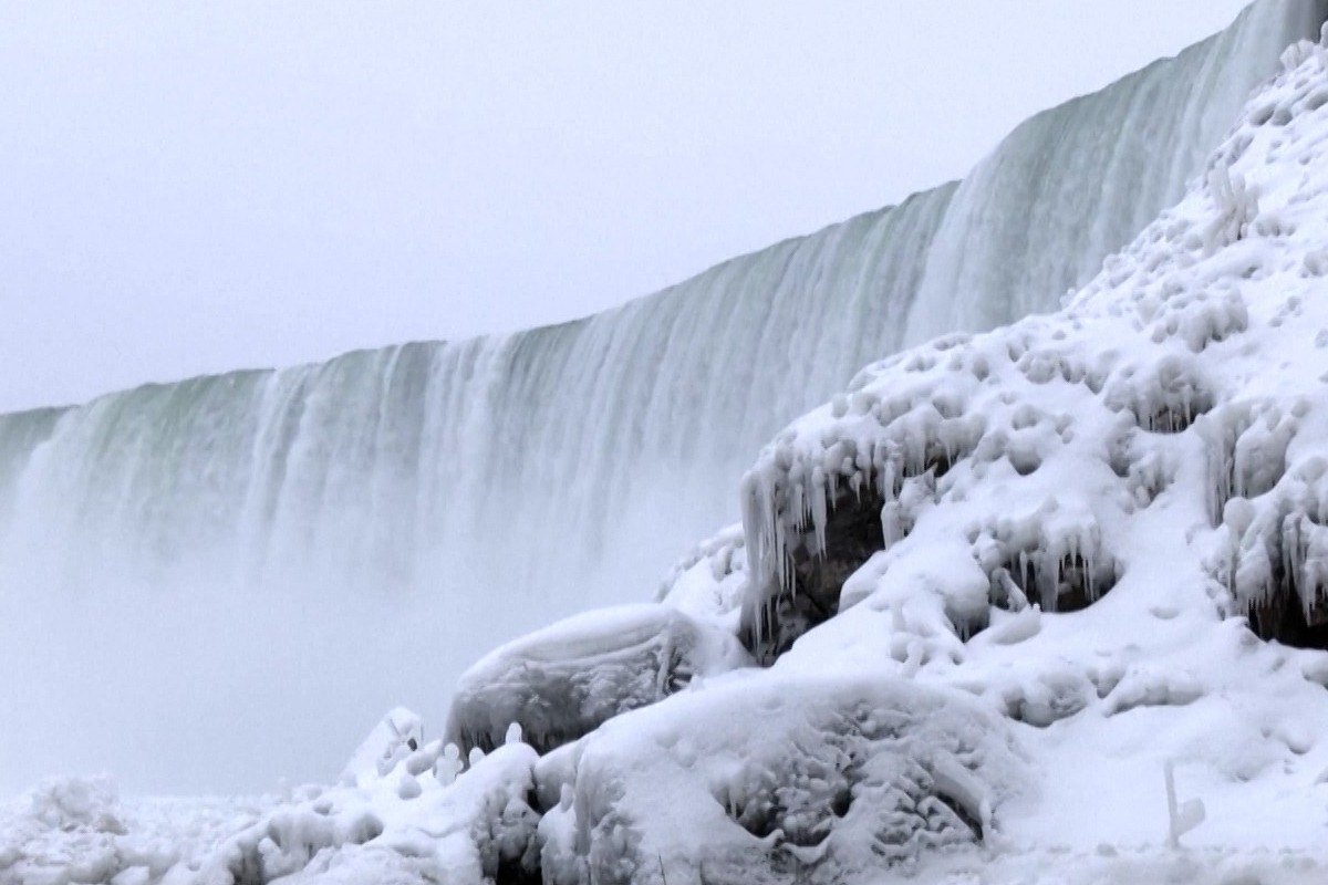 Πάγωσαν οι καταρράκτες του Νιαγάρα: Οι μαγευτικές εικόνες από το δημοφιλές τουριστικό σημείο