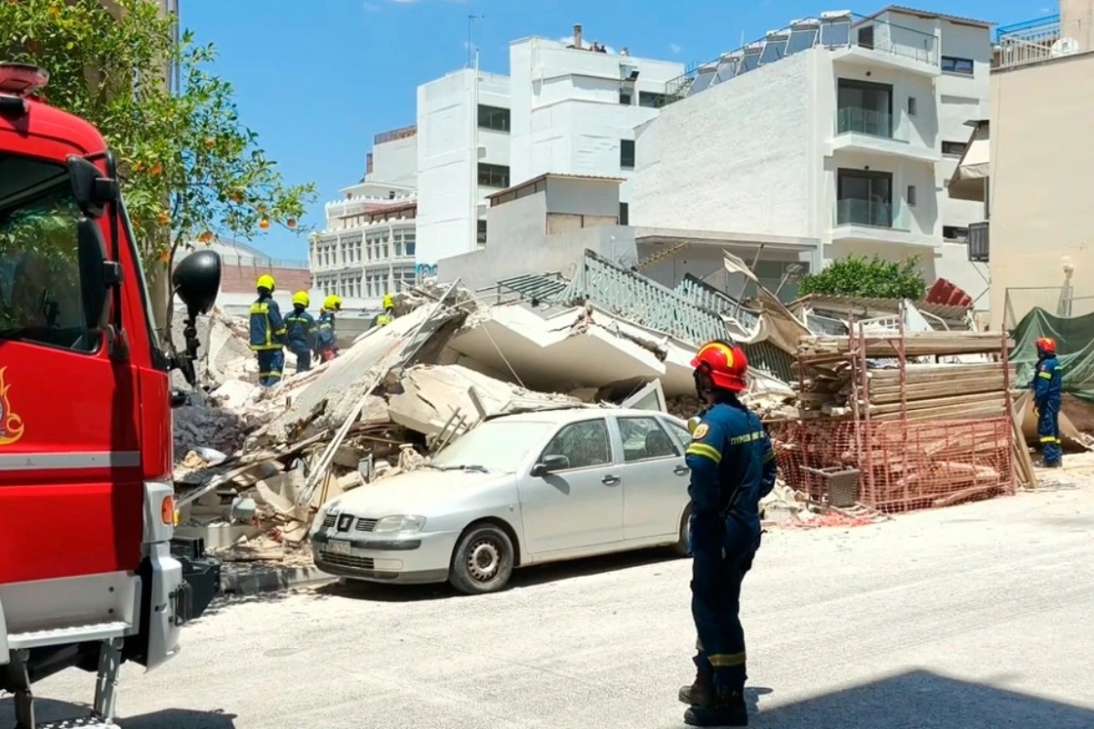 Κατάρρευση πολυκατοικίας στα Πετράλωνα, πέντε προσαγωγές, έρευνες για τυχόν εγκλωβισμένους - Σύμφωνα με πληροφορίες, το κτήριο κατέρρευσε τμηματικά και οι ένοικοι πρόλαβαν να το εγκαταλείψουν