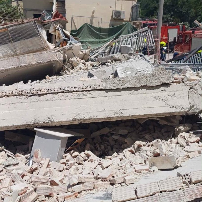 Κατάρρευση πολυκατοικίας στην οδό Αλκμήνης 22, στα Πετράλωνα.