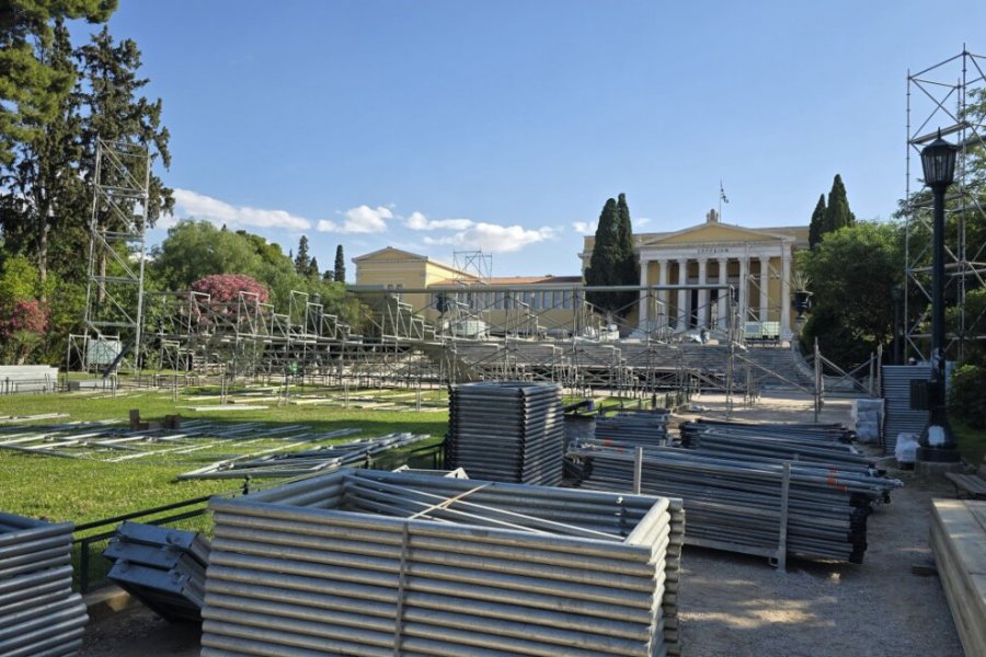 Κατεδαφίζεται εσπευσμένα το νέο αμφιθέατρο του Ζαππείου – ακυρώνονται όλες οι προγραμματισμένες εκδηλώσεις - Οι διοργανωτές επικαλούνται τεχνικά προβλήματα – Είχαν προηγηθεί έντονες αντιδράσεις για τη σιδερένια κατασκευή που κάλυπτε το εμβληματικό κτίριο